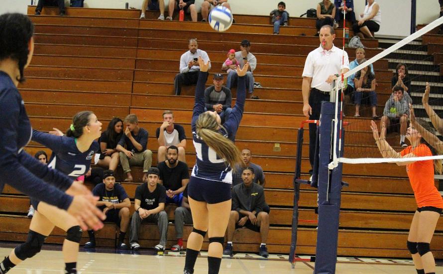 No. 7 Women’s Volleyball On Top of OEC at Midway Point