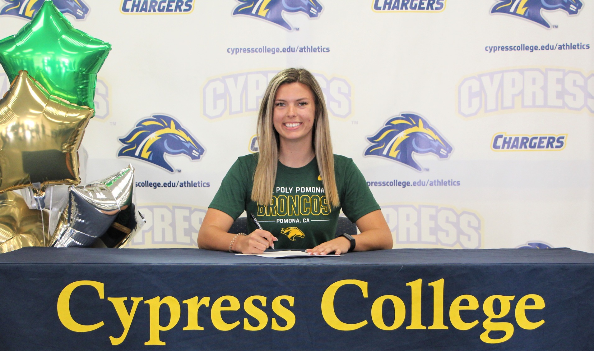 Women's Volleyball Standout, Jane Woodward, Signs with Cal Poly Pomona